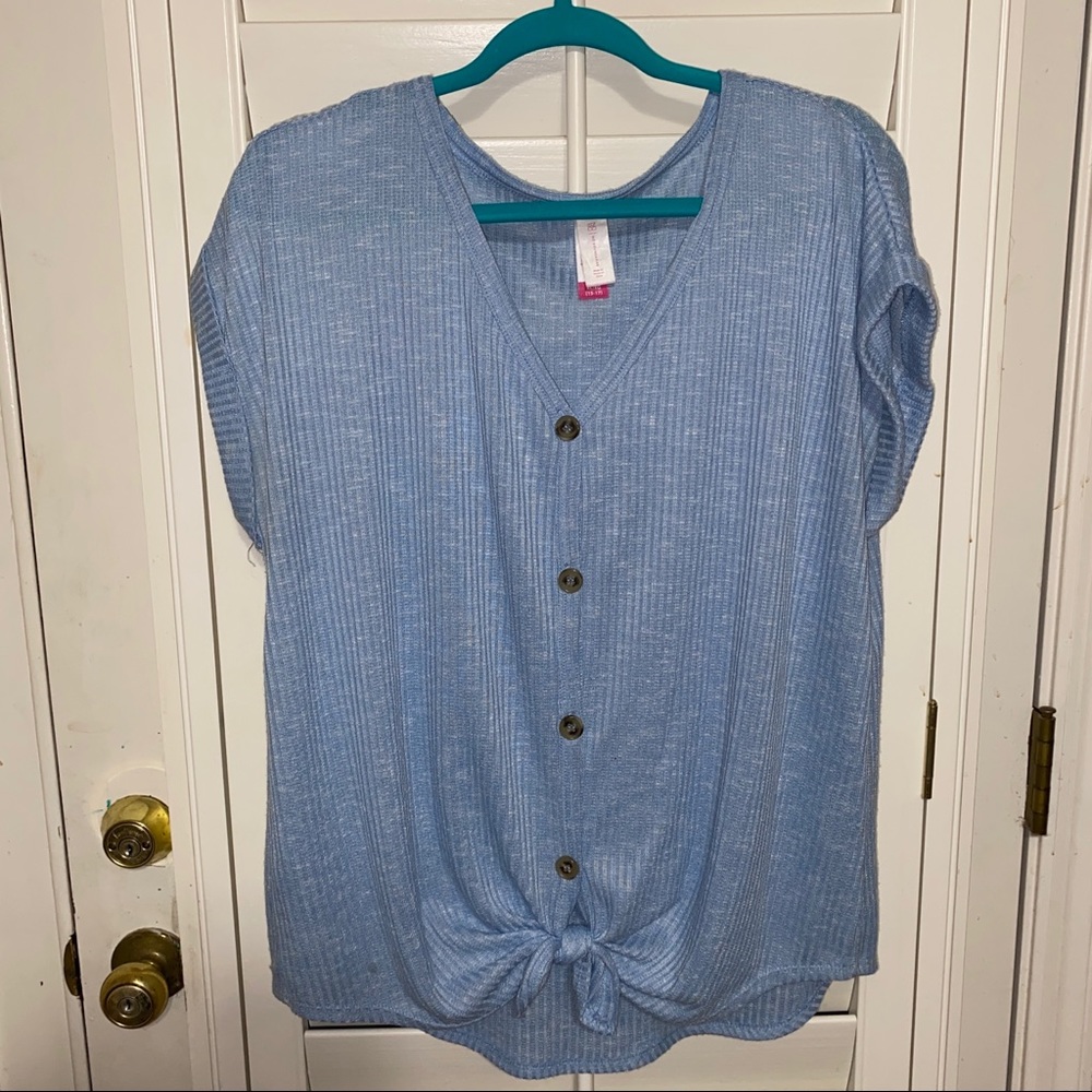 🌸5/$25🌸Women’s XL buttoned down, baby blue top!